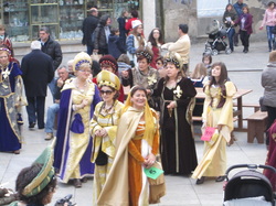 Plaza de España con gente participante del concurso de trajes medievales