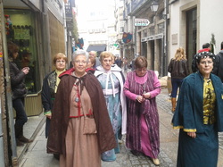 Monfortinas vestidas con trajes medievales confeccionados por ellas mismas